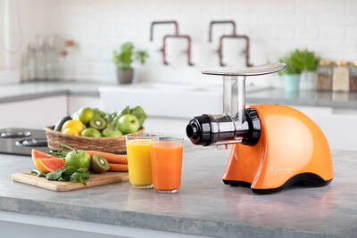Sana Juicer EUJ-707 Orange lifestyle
