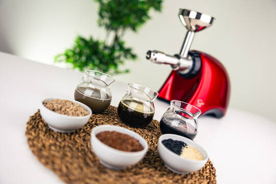 Sana 702 oil extractor lifestyle 1